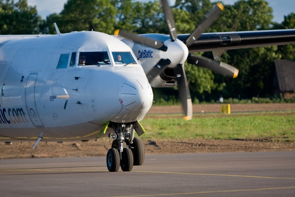 Ruleeriv turbopropeller-reisilennuk
